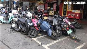 台中林男開車時突然暈眩，導致車輛失控撞倒傅姓騎士，還波及路旁16輛機車。（圖／翻攝畫面）