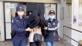 國1連環撞引火燒車2死 酒駕女認曾喝酒精飲料國道1號苗栗頭屋路段22日清晨發生6車連環追撞引起火燒車致2死4傷悲劇。警方初判肇因第1部小轎車陳姓女駕駛（中）酒駕自撞護欄釀禍，她坦承除夕夜曾喝含酒精飲料沙瓦，酒測值超標送辦。（民眾提供）中央社記者管瑞平傳真112年1月22日