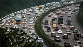 春節連假將始　國3雙向車流湧現（2）春節連續假期將登場，據交通部高速公路局觀測，國道南向19日午後已出現車潮，局部路段車速不到20公里。圖為國道3號土城段傍晚南北雙向車流明顯增加，行車速度緩慢。中央社記者王騰毅攝  112年1月19日