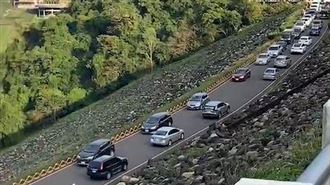 石門水庫塞爆！遊客怒：出園「花3小時」