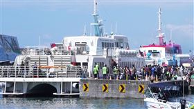 端午連假首日  台東富岡漁港擠滿遊客受COVID-19疫情影響，端午連續假期台東旅宿原訂房率僅有3至4成間，3、4日2天住房率突飆高到6、7成。台東富岡漁港擠滿遊客，前往綠島的船班幾乎都客滿。（民眾提供）中央社記者盧太城台東傳真  111年6月3日