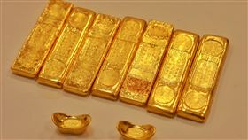 旅客攜帶黃金出境遭暫扣（2）一名旅客9日攜帶母親委託保管的金條及金元寶要前往美國，但因未事先申報遭海關查獲暫扣，雖然旅客表示因不清楚相關申報規定，才會不慎觸法，但仍將面臨約新台幣114萬元的罰鍰。中央社記者吳睿騏桃園機場攝　107年4月10日