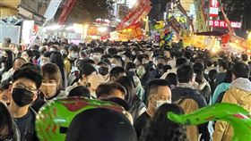 綠豆嘉義人臉書粉專貼出了文化路夜市擠爆的照片。（圖／翻攝自綠豆嘉義人臉書）