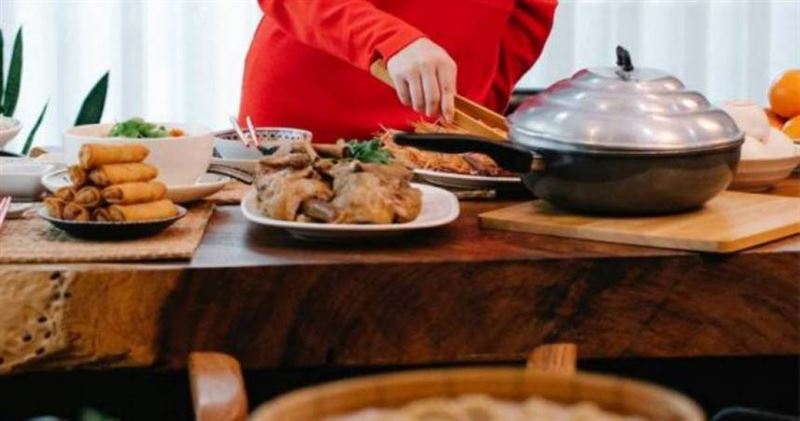 每逢過年母親準備年夜飯從早忙到晚，為的就是看子孫滿堂一家團圓吃頓飯。（示意圖／翻攝自Pexels）