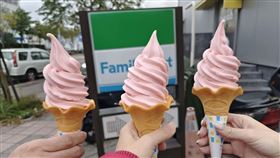 ▲全家草莓優格冰淇淋（圖／記者許雅惠攝影）