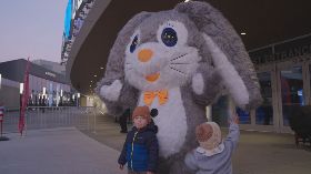 金州勇士兔年慶祝活動 兔子玩偶與球迷