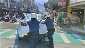 北市,土城分局廣福派出所,特斯拉,陳奕丞,許峻豪,推車,特斯拉（圖／翻攝畫面）