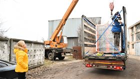 台灣協助烏克蘭民眾緊急取暖台灣對烏克蘭提供發電機等設備，供民眾寒冬取暖。圖為第二批發電機運抵後準備拆封。（烏克蘭國會議員盧狄克辦公室提供）中央社記者鍾佑貞伊斯坦堡傳真 112年1月24日