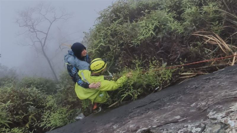 外籍男爬石牛山撿空拍機　墜20米山谷