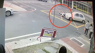 女買伴手禮左轉撞死男騎士　奪命瞬間曝光