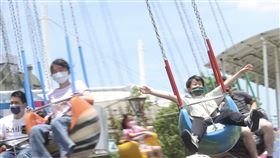 端午連假最後一天　台北高溫炎熱（3）中央氣象局5日表示，西南風增強，高溫悶熱，各地高溫攝氏32至34度，背風沉降關係，北部及東半部氣溫會再更高一些。端午連假最後一天，小朋友在台北兒童新樂園開心乘坐遊樂設施。中央社記者吳家昇攝  111年6月5日