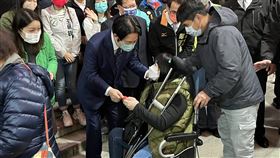 賴副總統桃園五福宮發福袋（2）副總統賴清德（前右3）24日至桃園市五福宮發放福袋，有民眾坐輪椅到場排隊領取。中央社記者葉臻攝  112年1月24日