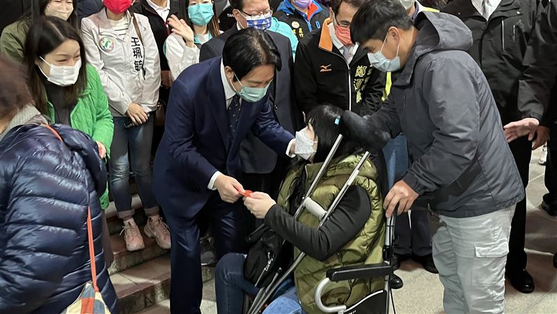 賴清德桃園發福袋人氣旺　民眾喊話選總統