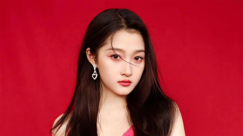 女星戰袍上下齊開藏不住　火辣身材被看光