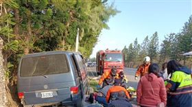 澎湖縣白沙鄉1部廂型車自撞燈桿，造成車上5男4女受傷送醫。（圖／翻攝畫面）