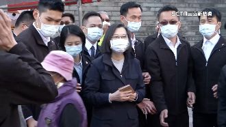 蔡英文高雄發福袋　外國客、五寶媽都來領