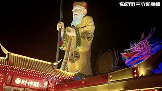 來烘爐地找土地公伯伯幫忙補財庫。（圖／記者吳康瑋攝）