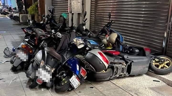 嘉義男迴轉衝上人行道　17台車全倒網氣炸