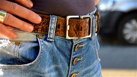 皮帶,牛仔褲,中年,糾紛(翻攝自 Pixabay)