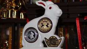 竹山紫南宮發表癸卯兔年錢母南投縣竹山鎮紫南宮27日發表癸卯兔年錢母，分為單枚袋裝金幣、銀幣及盒裝金銀套幣（圖），錢母正面為土地公像，背面刻有「玉兔迎春開新運」字樣。中央社記者蕭博陽南投縣攝  111年12月27日