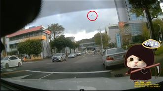 過馬路遇禮讓…下秒遭另台車撞「鞋噴飛」