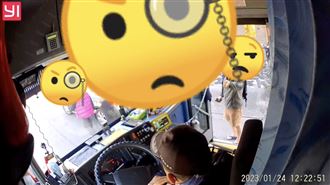 臨停車被公車狂叭怒嗆這句　警方出手了