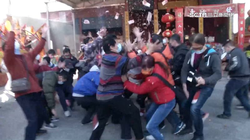 初四迎財神沾福氣　瘋搶「發財金」擠一團