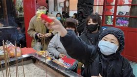 基隆城隍廟於今（25）日依照傳統習俗接神，並發放發財金。（圖／城隍廟提供）