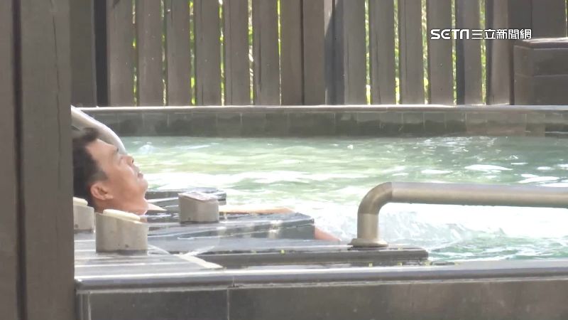 溫泉旅館住房近「全滿」　遊客泡湯得排隊