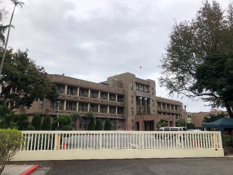 針對公務人員與公教人員年金補發差額議題,行政院回應表示,公教年金差額補發 尊重各發放機關權責。圖為行政院外觀。(圖/中央社)
