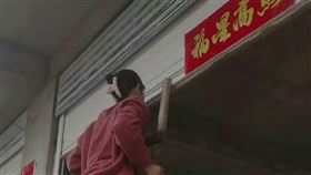 福星真的「降肉」！員工迎財神鬧烏龍　老闆見爆笑畫面流淚了