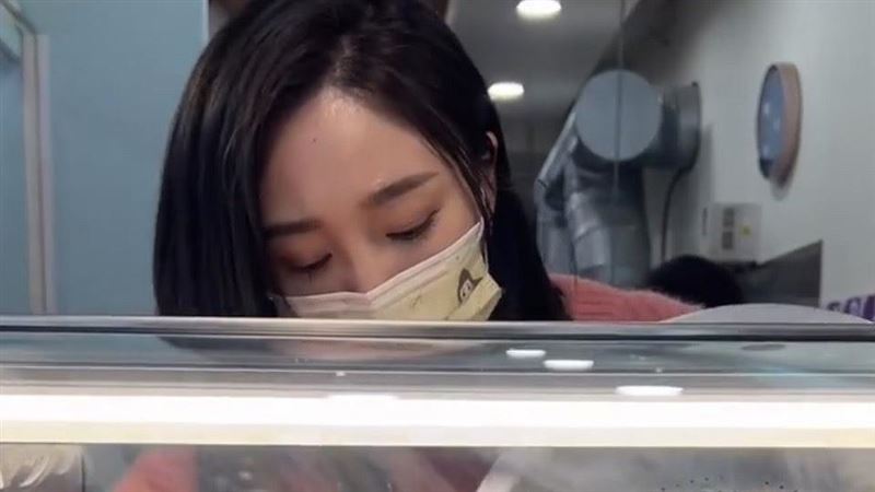 鹹酥雞店看到正妹下廚　近看竟是綜藝大咖