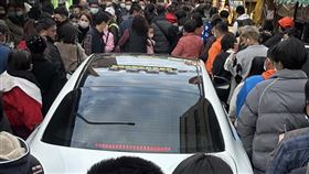 導航惹的禍？C300「勇闖鹿港老街」秒受困　網曝超糗畫面：回頭率120%
圖／翻攝自爆廢公社二館臉書