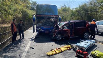 轎車逆向撞遊覽車成廢鐵！妻慘死夫斷手