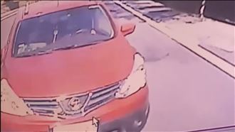 老夫妻對撞遊覽車1死1傷　詭異逆向畫面曝