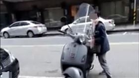 ▲台北市中山區林森北路上，一名婦人下車試圖移動停車格內的重機，讓她的轎車能停入車格，網友出聲勸阻，婦人仍執意擅自移動重機，且違規1格擠2車。（圖／翻攝自Youtube）