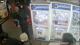 ▲大年初四，士林夜市內大亂鬥，謝姓男子買蟹肉棒檔到林姓老闆攤位出入口被勸離，結果爆發口角大打出手。（圖／翻攝畫面)