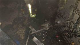 ▲基隆市暖暖區一棟3層樓民宅，26日晚間5點多傳出火警，消防局獲報出動，救出2名因吸入濃煙嗆傷的民眾，所幸無生命危險。至於起火原因，傳出疑似有民眾酒後縱火導致，但都還有待警消進一步釐清。（圖／翻攝畫面）