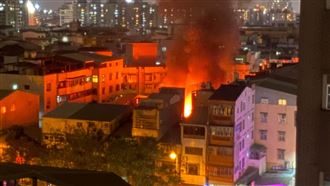 台中民宅大火！1婦無心跳2受困居民救出