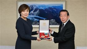 駐日代表謝長廷（右）26日代表政府追贈已故前日本首相安倍晉三「特種大綬卿雲勳章」，安倍遺孀安倍昭惠（左）代表接受。（圖取自駐日代表處網頁roc-taiwan.org/jp）