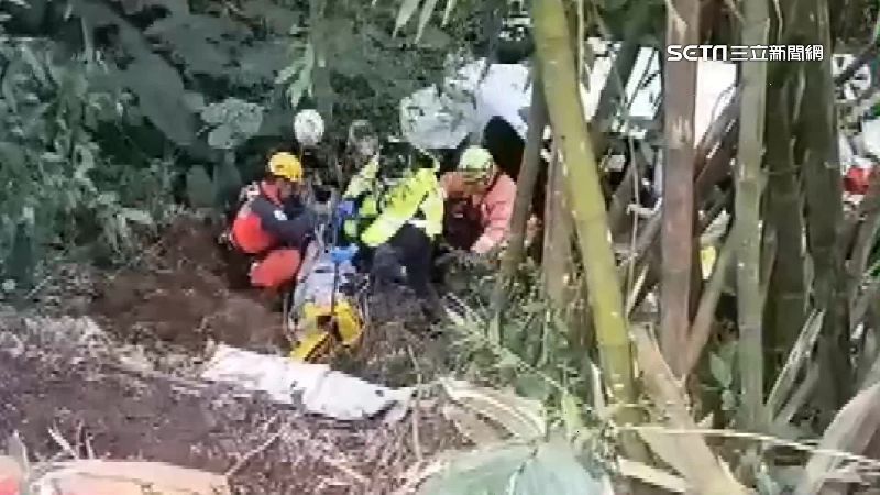 一家5口遊東眼山　翻車墜「10公尺」山谷
