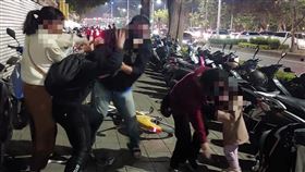 高雄燈會1嬰兒車疑遭鐵馬撞　2男當街扭打