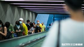 捷運手扶梯(記者陳弋攝影)