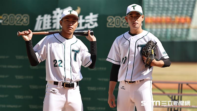 台鋼雄鷹投手張喜凱（右）不續約。（資料圖／記者劉彥池攝影）