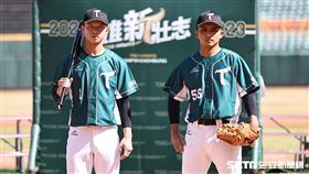 ▲台鋼雄鷹開訓，球員曾子祐、黃紹睿展示客場球衣。（圖／記者劉彥池攝影）