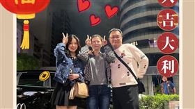 陳紫瑜曬家人照與網友拜年。（圖／翻攝自陳紫渝臉書）