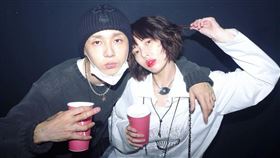 ▲Dawn（左）和泫雅（右）兩人雖然分手，卻依舊維持著好友關係被網友讚翻。（圖／翻攝自DawnIG）