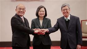 蔡英文正式宣布陳建仁為新任行政院長，蘇貞昌陪同（圖／總統府提供）