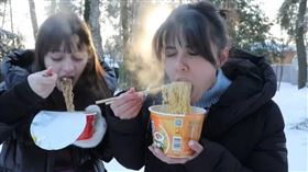 ▲俄國正妹在零下25度的環境下，吃台灣泡麵。（圖／翻攝自不要鬧工作室YouTube）