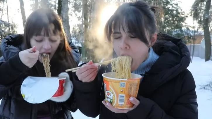 -25℃吃台泡麵　俄正妹「加蛋秒變冰塊」